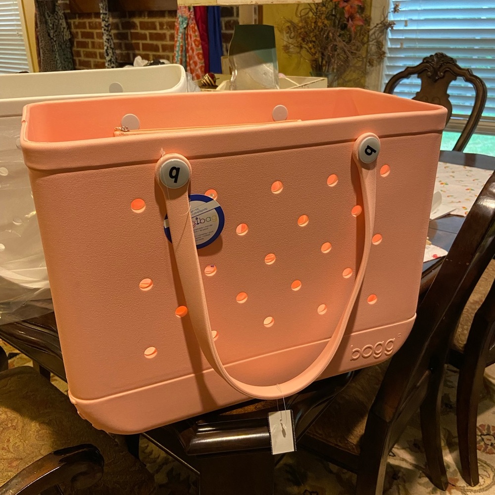 NWT Peach Original (Large)  Bogg Bag